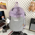 Mochila de nailon violeta con detalles de cuadros grises y colgante de pompón blanco - Gris claro