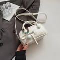 Elegante bolso tipo almohada de cuero blanco con lazo y correa ajustable - Blanco