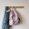 Detail des malvenfarbenen Nylon Rucksacks mit Reißverschluss und Plüschbär Anhänger - Mit Anhänger / Lila