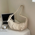 Bolso de hombro crema en piel con grano de lichi y diseño moderno de media luna - Blanco Roto