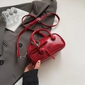 Mini bolso almohada rojo en charol con colgante y correa de hombro ajustable - Rojo