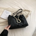 Große schwarze Tote-Bag mit Blatt-Jacquard-Muster und bunter Perlen-Verzierung - Schwarz Mit Anhänger