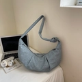 Bolso hobo azul claro minimalista con textura plisada y detalle de correa anudada - Azul