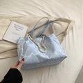 Hellblaue Herz-Jacquard-Tasche mit dekorativer Perlenkette und textiler Oberflächenstruktur - Blau mit Anhänger