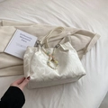 Cremeweiße Satin-Tragetasche mit Herz-Jacquard-Muster und bunter Perlenkette - Off-White Mit Anhänger