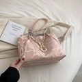 Rosa Tragetasche mit Herzstruktur und bunter Perlenkette im gemütlichen Korea-Stil - Rosa Mit Anhänger