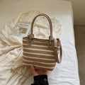 Gestreifte Stroh-Eimertasche in Braun und Beige mit Ledergriff und Schultergurt im Sommerstil - Khaki