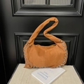 Dettaglio borsa a spalla in pelle scamosciata arancione con borchie argentate - Marrone