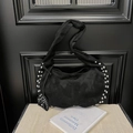Détail du sac à bandoulière en daim noir avec rivets argentés et breloque en forme de cœur - Noir