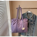 Detail der lila Canvas-Tasche mit Fronttasche und weißem Xiao Qilubi Branding-Logo - Lila