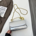 Bolso de hombro plateado minimalista con asa de imperdible dorada y correa de cadena fina - Plateado
