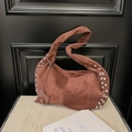 Dettaglio borsa hobo in camoscio marrone con rivetti argento e decorazioni a cuore - Marrone