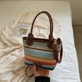 Bunte gestreifte Strohtasche mit braunen Ledergriffen und kleinem Markenlogo - Bunt