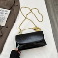 Bolso bandolera minimalista en cuero negro con icónico alfiler de seguridad dorado grande - Negro
