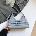 Hellblaue Denim Hobo Bag mit Vintage-Silberschnallen und eleganter Halbmond-Form - Hellblau