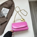 Bolso bandolera rosa vibrante con asa de alfiler dorado y correa de cadena - rosa intenso