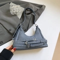 Dunkelblaue Denim-Halbmondtasche mit silbernen Metallschnallen und Utility-Riemen - Dunkelblau