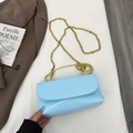 Elegante bolso bandolera de charol azul claro con asa dorada en forma de imperdible - Azul