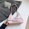Rosafarbene Hobo-Schultertasche aus Leder mit modischen silbernen Schnallenriemen - Rosa