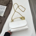 Petit sac carré blanc minimaliste avec poignée épingle dorée et bandoulière chaîne - Blanc