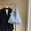 Lichtblauwe denim draagtas met decoratieve witte tulpbedeltjes en ruime binnenkant - Lichtblauw met Hanger