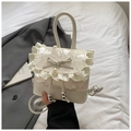 Detail van crème rugzak met kanten ruches, parelhanger en een elegante decoratieve strik - Crèmewit Ruffle Stijl / Wit