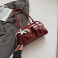 Donkerrode Boston tas met krokodillenreliëf, zilveren bedeltjes en dubbele zakken - Rood (Met Hanger)