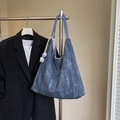 Donkerblauwe denim shopper met witte distressed textuur en paarse tulp hanger - Donkerblauw met Hanger