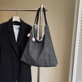 Grote donkergrijze denim tote bag met witte stippen en roze tulpenhanger aan de schouderriem - Zwart Met Hanger