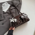 Retro donkerbruine Boston-tas met krokodillenreliëf en zilveren bedeltjes - Koffie (Met Hanger)