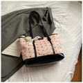 Grand sac cabas rose matelassé avec nœuds noirs et pendentif cœur en perles chic - Rose Avec Pendentif
