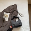 Détail d'un sac à main gris avec poignée noire froncée et bandoulière en chaîne argent - Noir sans Pendentif