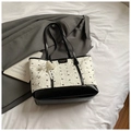 Borsa tote bianca a pieghe con fiocchi neri, finiture in pelle e ciondolo di perle - Bianco Crema con Pendente