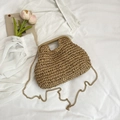 Minimalistische khakifarbene Strohhandtasche mit Goldkette für den Sommerstrand - Khaki