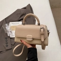 Detalle del tejido de paja y costuras de cuero beige en el pequeño bolso de hombro chic - Caqui
