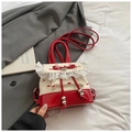 Mini sac à dos lolita rouge et blanc avec dentelle et breloque coeur en décor lifestyle - Rouge