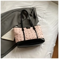 Sac cabas rose gaufré avec broderies nœuds noirs et finitions en cuir verni brillant - Rose Sans Pendentif