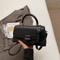 Detalle del bolso negro mostrando el contraste entre tejido trenzado y cuero liso - Negro