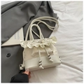 Sac à main chic en jacquard beige avec volants, détails de nœuds et perles décoratives - Blanc