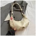 Detalle de bolso medialuna beige con correa de nudo y colgante de corazón rosa - Grande / Con Colgante / Blanco Roto
