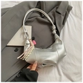 Détail du sac demi-lune argenté avec breloque cœur rose et texture plissée élégante - Avec Pendentif / Petit / Argent