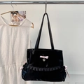 Borsa tote nera a pieghe con fiocchi in raso rosa e ciondolo a cuore in stile coquette - Nero