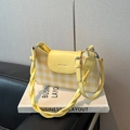 Détail du sac bandoulière à damier jaune avec logo et poignée tissée design - Jaune