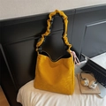 Makrodetail der gelben Tote-Bag aus Kunstleder mit schwarzem Rüschen-Schultergurt - Gelb