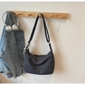 Detalle del bolso hobo de lona gris oscuro colgado con accesorios de estilo de vida - Negro