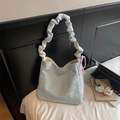 Detail der blauen Marmor-Tote-Bag mit gerafftem Griff in gemütlichem Lifestyle-Ambiente - Blau