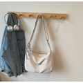 Detalle del bolso hobo blanco roto con colgante de estrella plateada en gancho de madera - Blanco Roto