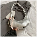 Bolso hobo plateado con correa anudada y colgantes de corazón sobre blazer gris - Grande / Con Colgante / Plateado
