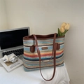 Borsa tote intrecciata a righe arcobaleno con cinturini in ecopelle marrone stile estate - Colorato