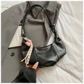 Sac croissant en cuir noir avec bords plissés et pendentif cœur rose - Avec Pendentif / Petit / Noir